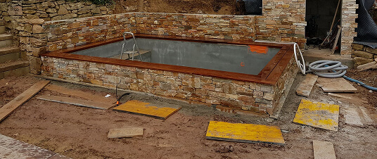 La construction de piscine sur mesure adaptée à votre terrain