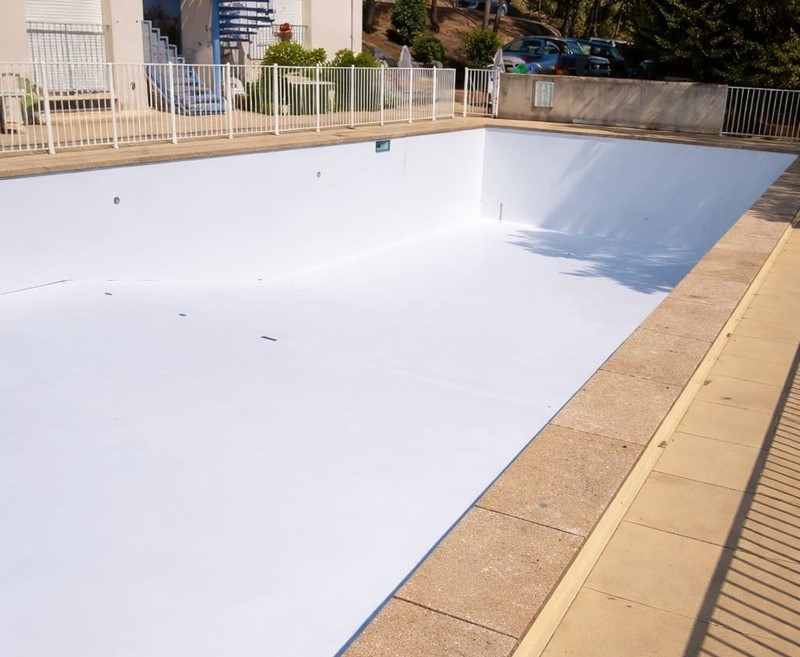 La construction de piscine sur mesure adaptée à votre terrain
